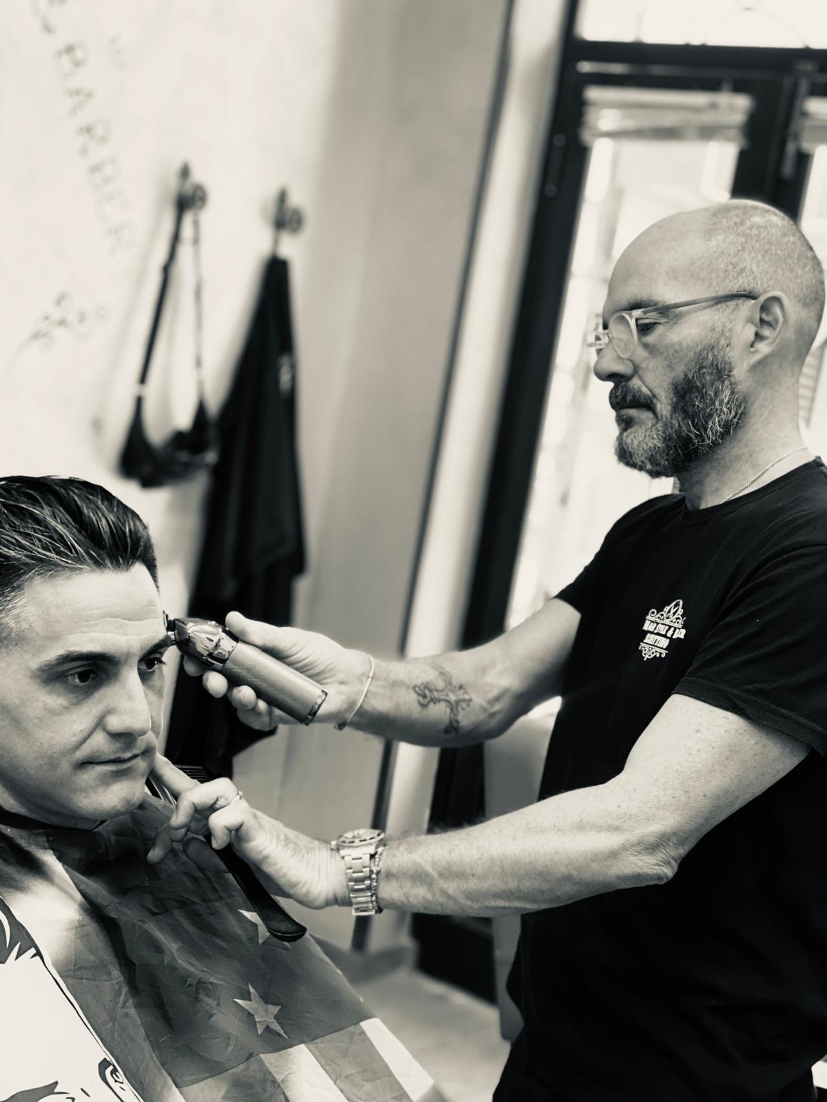 Dettaglio in bianco e nero di un taglio eseguito nella barberia della famiglia Schittino