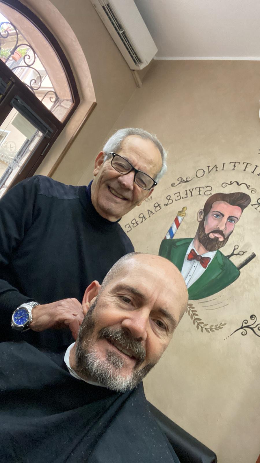 Barbiere della famiglia Schittino al lavoro nella storica barberia in Sicilia